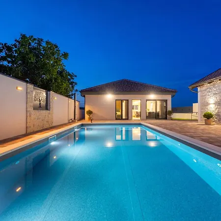 Holiday home Kuca Za Odmor Leona *