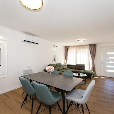 Holiday home Kuca Za Odmor Leona