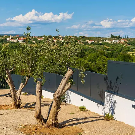 Holiday home Kuca Za Odmor Leona *